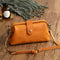 Leren schoudertas oranje met riem detail shot