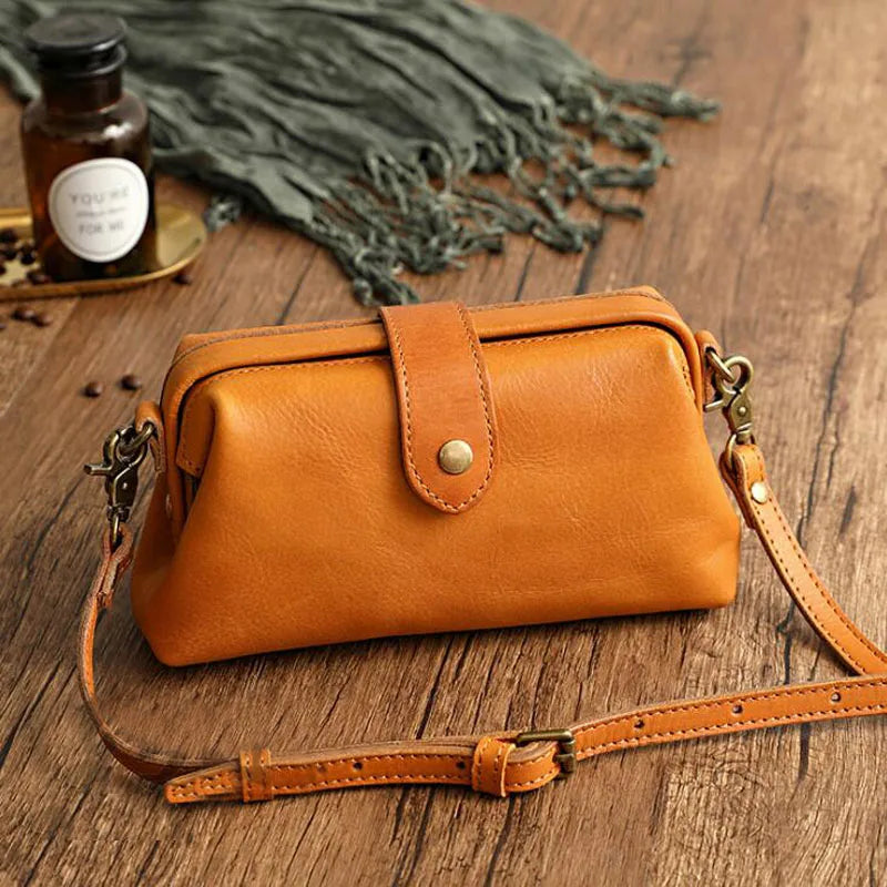 Leren schoudertas oranje met riem detail shot