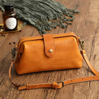 Leren schoudertas oranje met riem detail shot