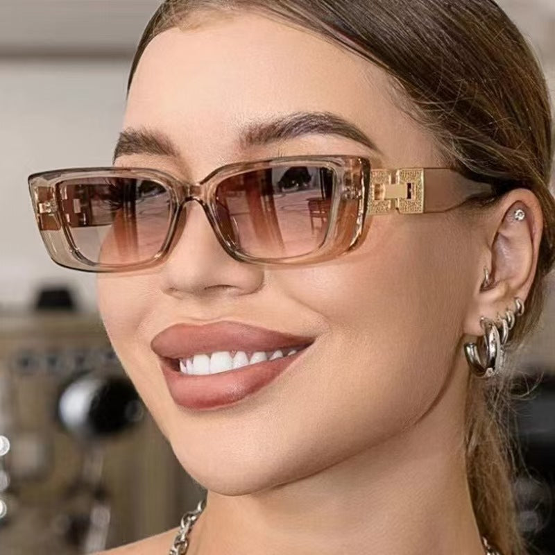 Yara Vierkante Zonnebril met Goudkleurig Detail voor dames