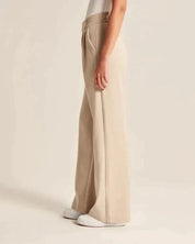 Breed pijpenbroek beige zijprofiel