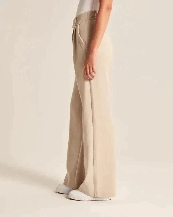 Breed pijpenbroek beige zijprofiel