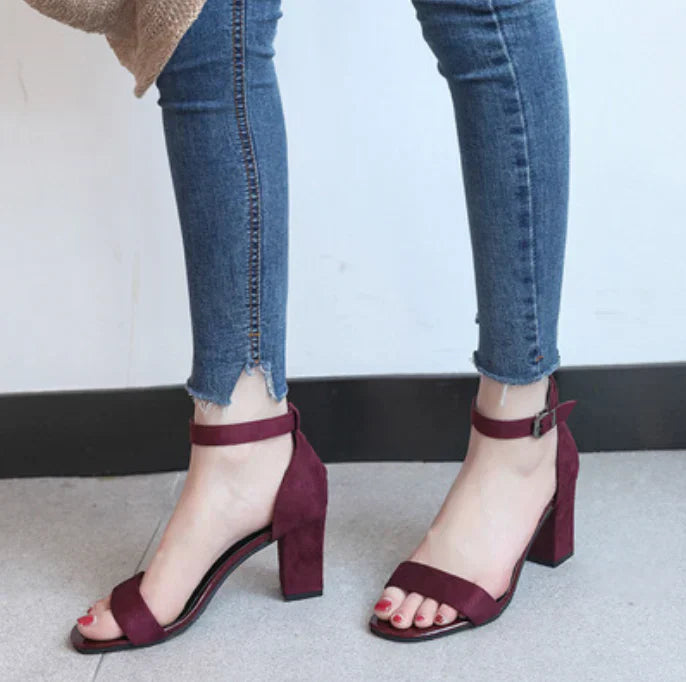 Open pumps dames rood fluweel zijkant