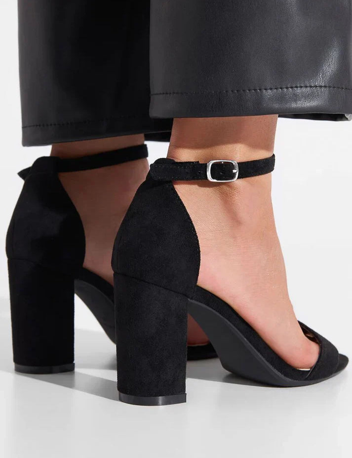 Zwarte suede open pumps met riempje en hak zijaanzicht