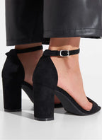 Zwarte suede open pumps met riempje en hak zijaanzicht