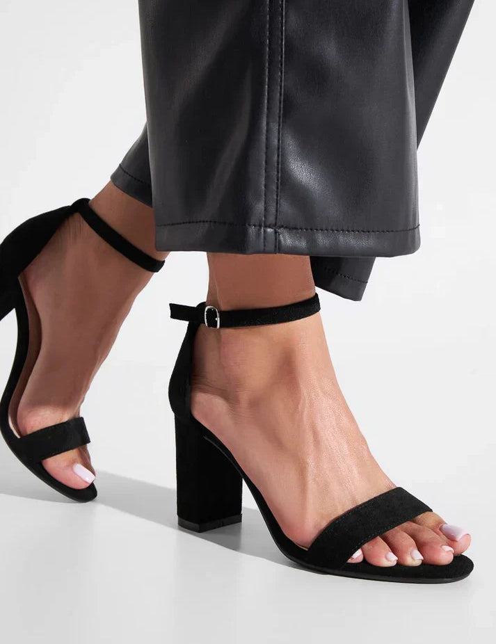 Zwarte open pumps met hak en strik detail vooraanzicht