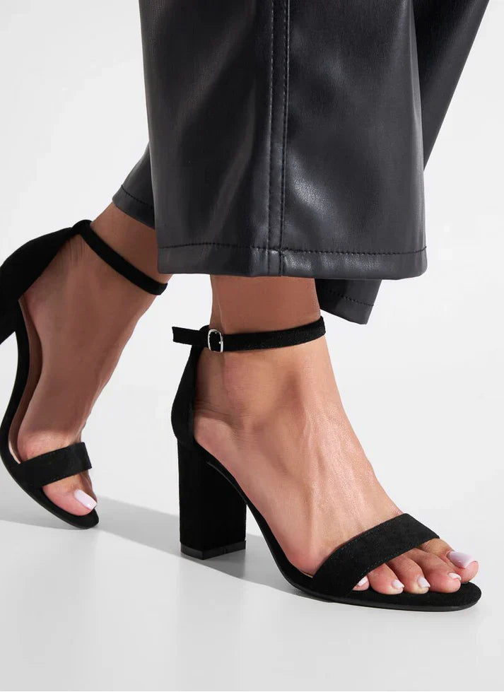 Zwarte open pumps met hak en strik detail vooraanzicht