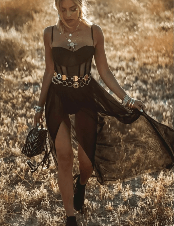Zomerjurk zwart met transparante details en riem front view