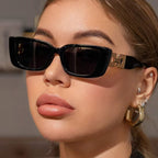 Yara Vierkante Zonnebril met Goudkleurig Detail voor dames