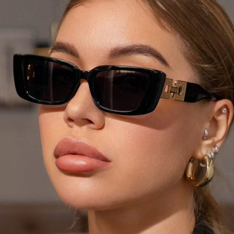 Yara Vierkante Zonnebril met Goudkleurig Detail voor dames