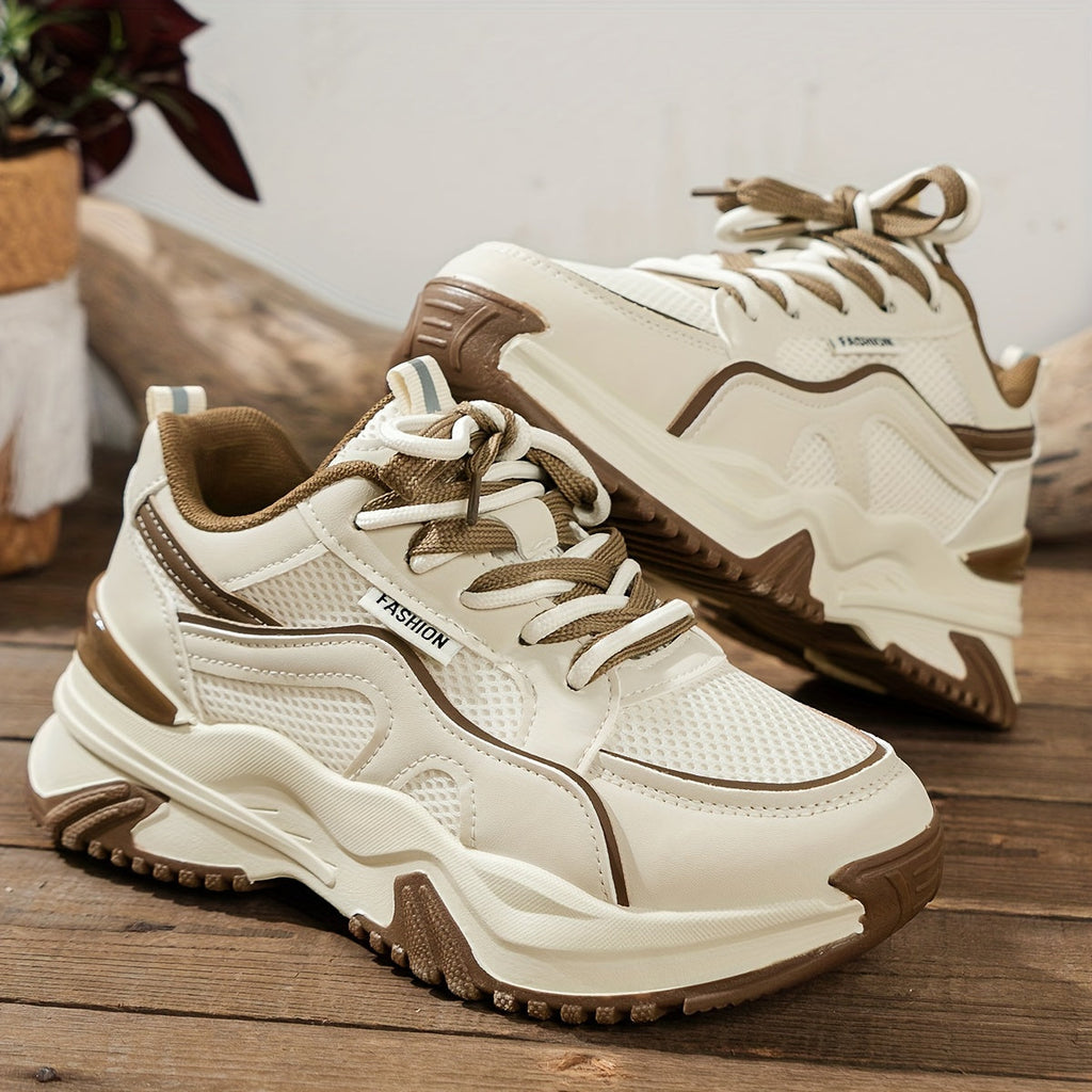 Sportieve sneakers wit met bruin textiel en rubber zool vooraanzicht