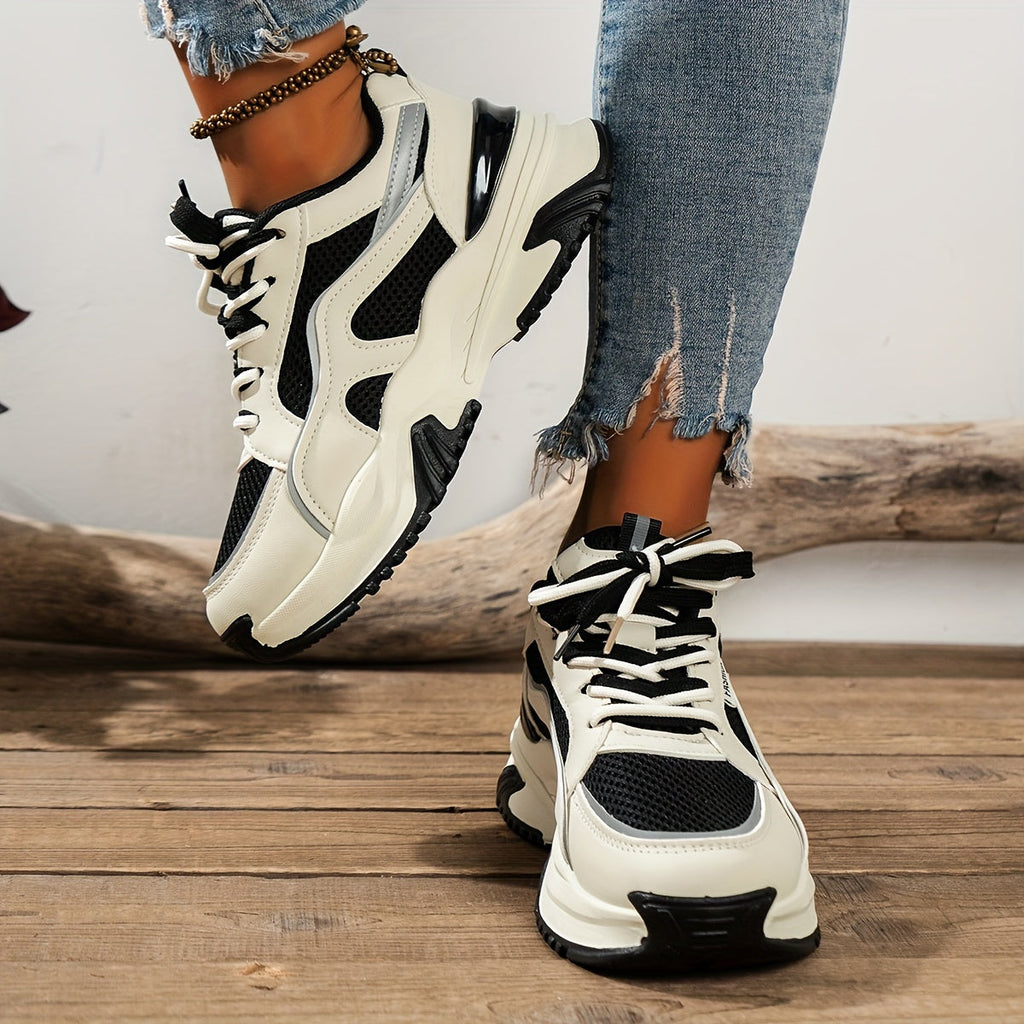 Sportieve sneakers wit-zwart met mesh details en dikke zool lifestyle shot