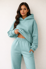 Luxe loungewear set blauw met capuchon en cropped trui front view