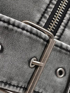 Jas grijze vegan leer detail dichting met metalen details