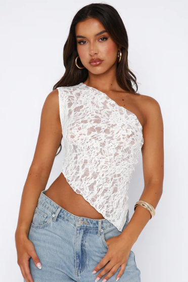 Zomer top wit kant asymmetrisch detail shot