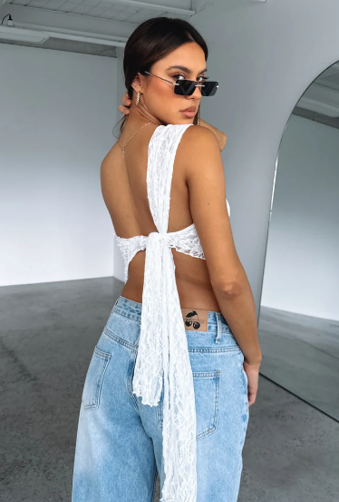 Top witte kant met open rug en strik achterzijde