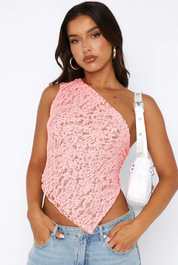 Top roze kant asymmetrisch detail shot