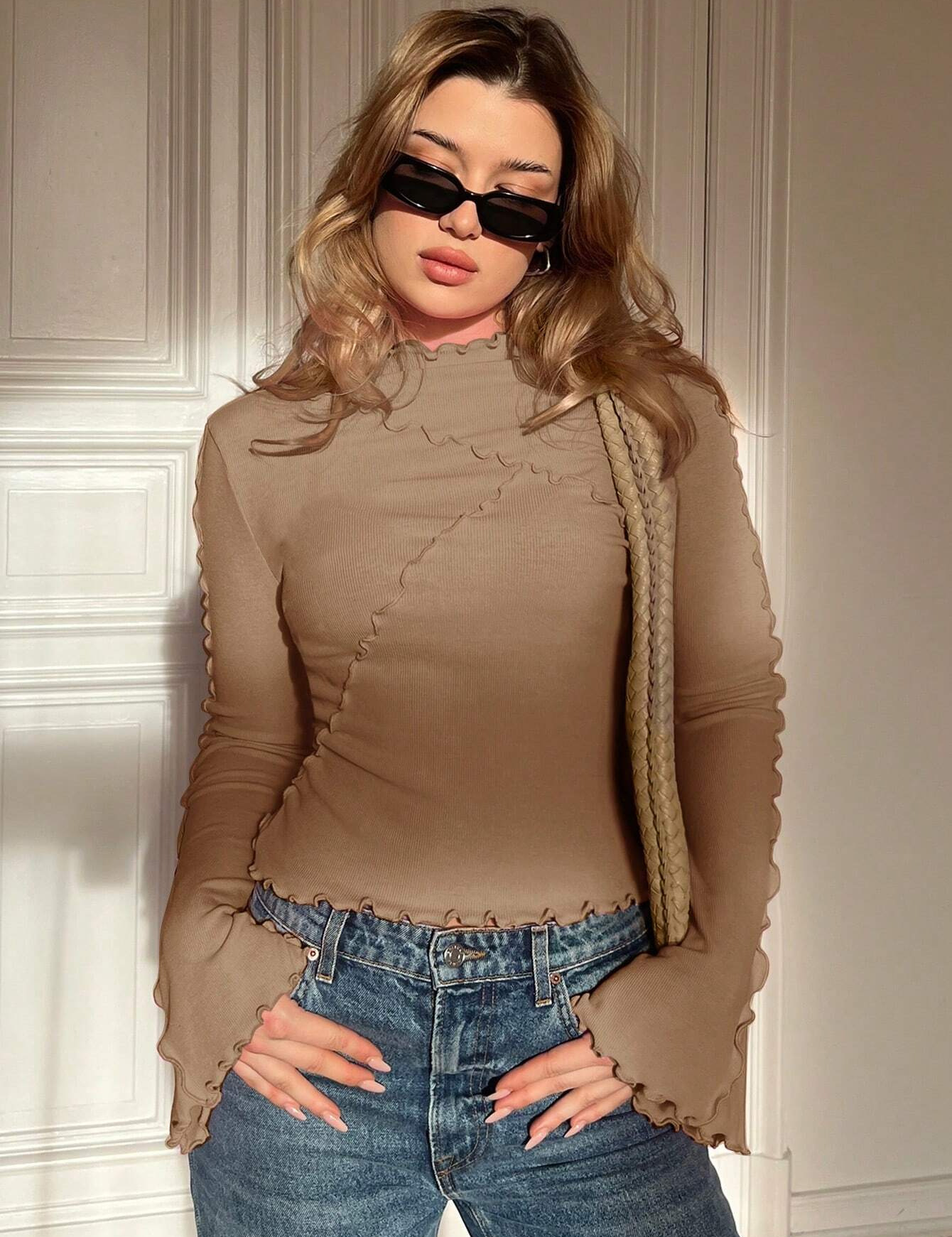 Jersey top bruin met ruches slim fit vooraanzicht