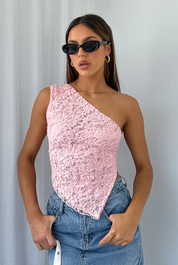 Lichtroze kanten top met een-schouder front view