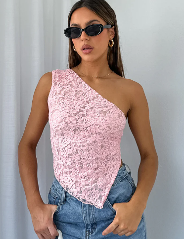 Lichtroze kanten top met een-schouder front view