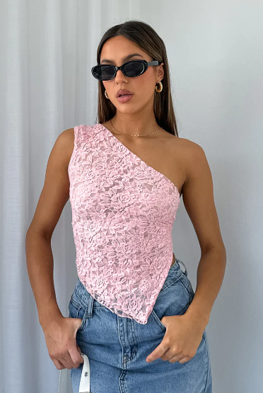 Lichtroze kanten top met een-schouder front view