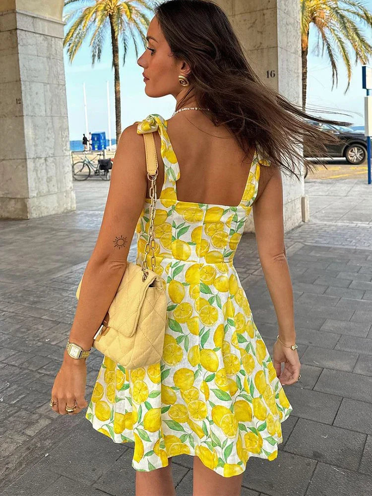 Zomerjurk met limoenprint geel open rugzijde lifestyle shot