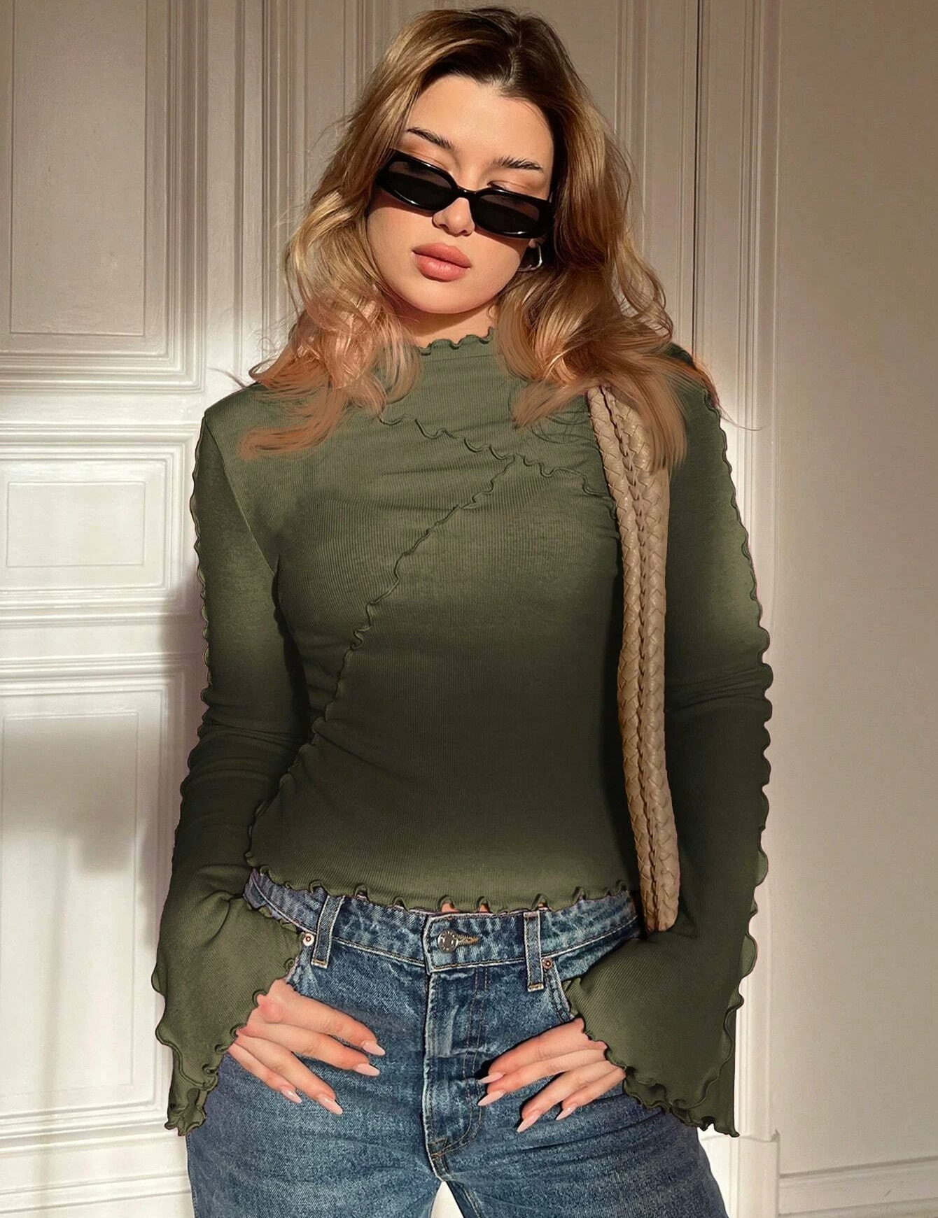 Jersey top groen met ruches en asymmetrische details zijprofiel