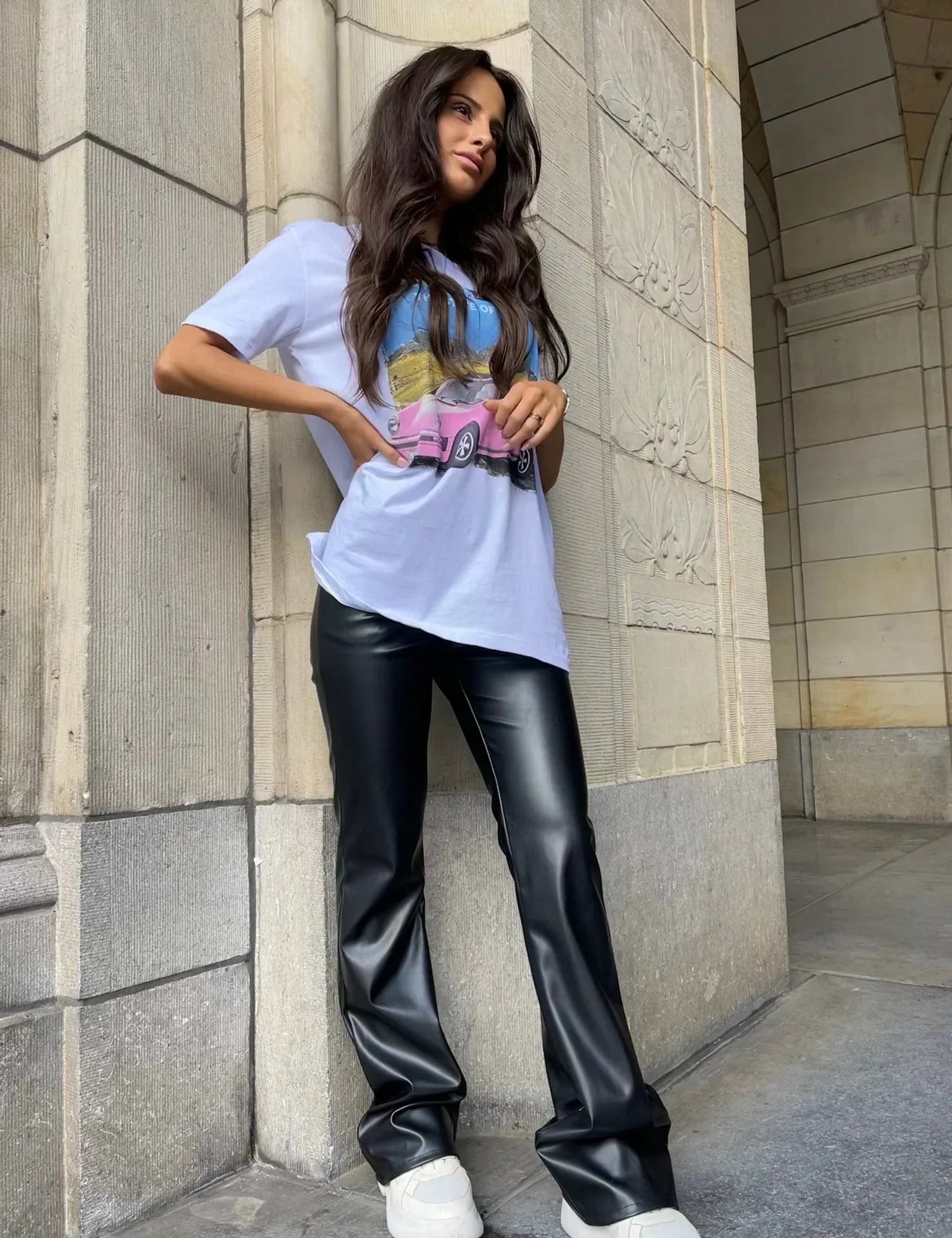 Vegan leerbroek met hoge taille en rechte pijpen, zwarte zijprofiel