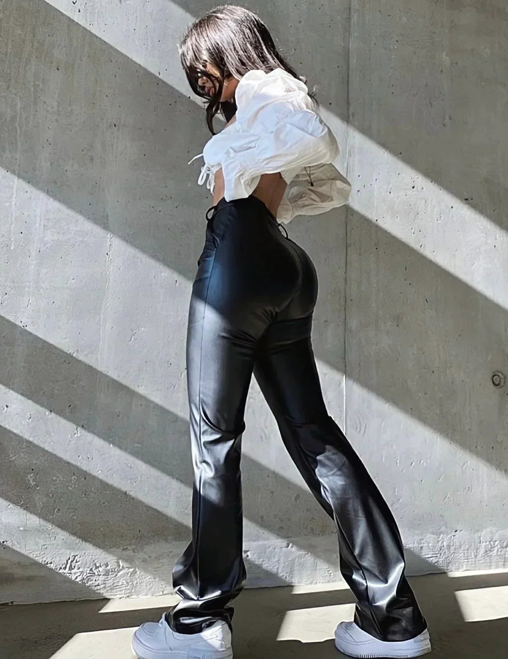 Vegan leer broek met hoge taille en rechte pijpen, zwarte stof, detail shot