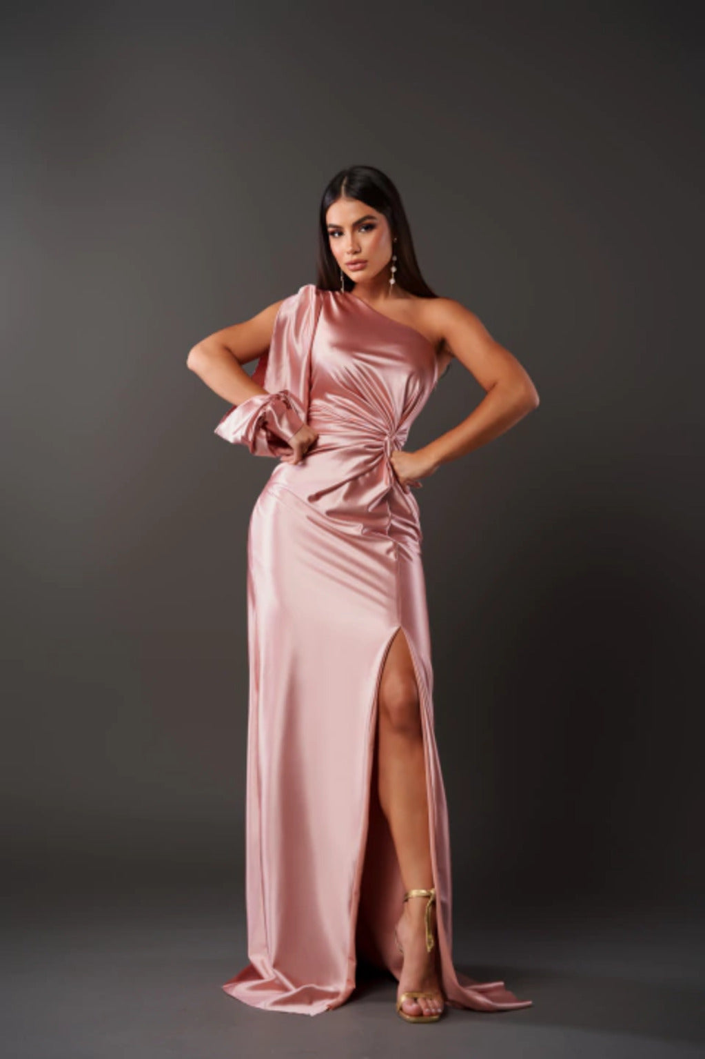Avondjurk roze satijn een-schouder met split front view