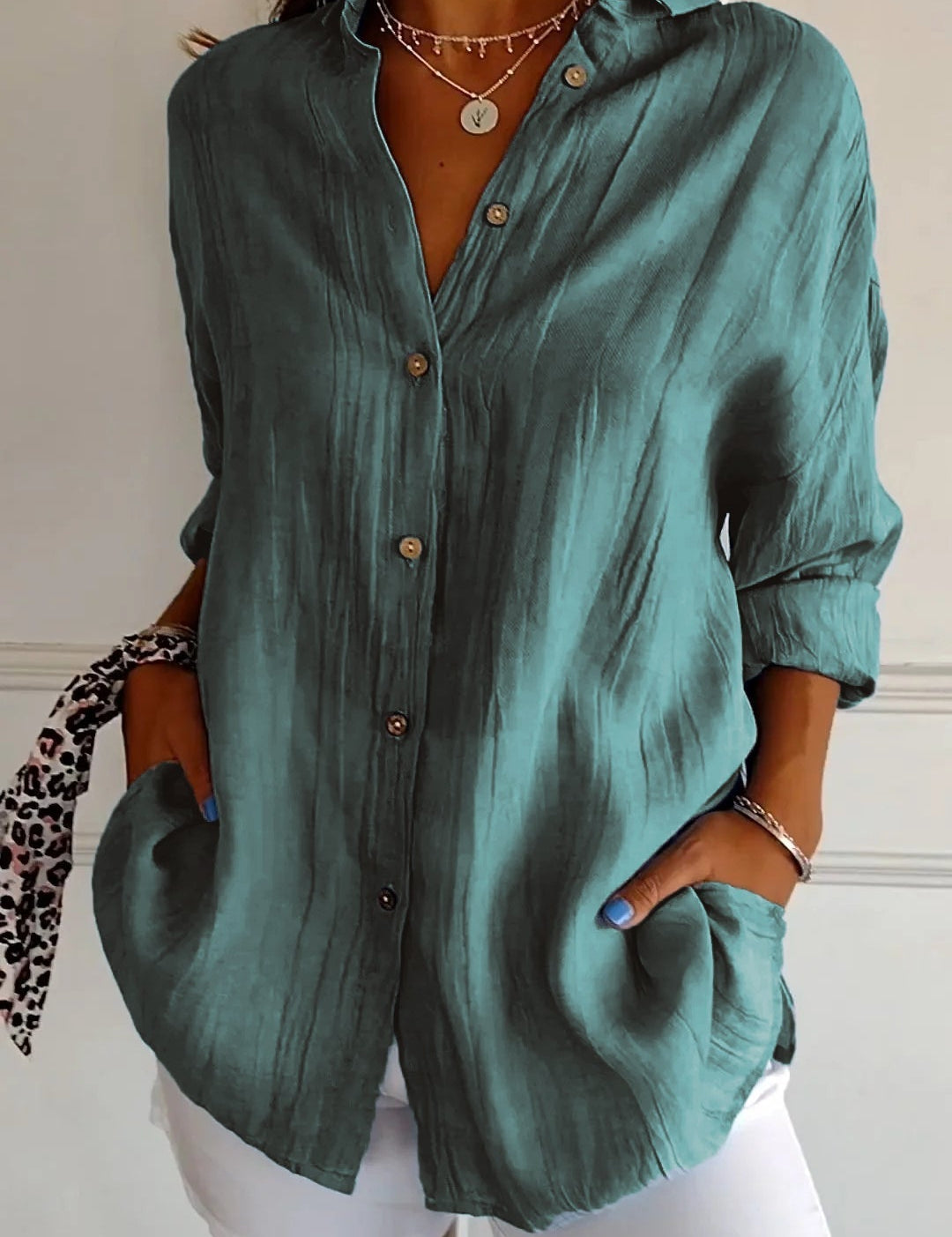 Blouse dames groen met knopen en opgerolde mouwen front view