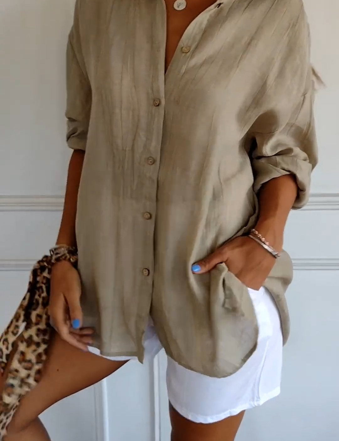 Blouse dames beige met knopen en losse pasvorm front view