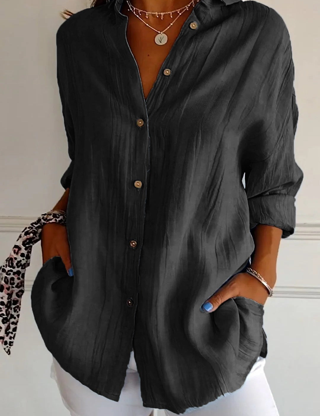 Dames blouse zwart met knopen en opgerolde mouwen front view