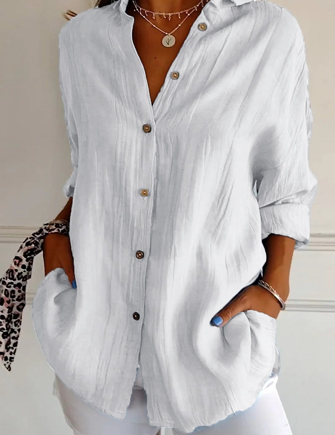 Blouse dames wit met knopen en opgerolde mouwen front view