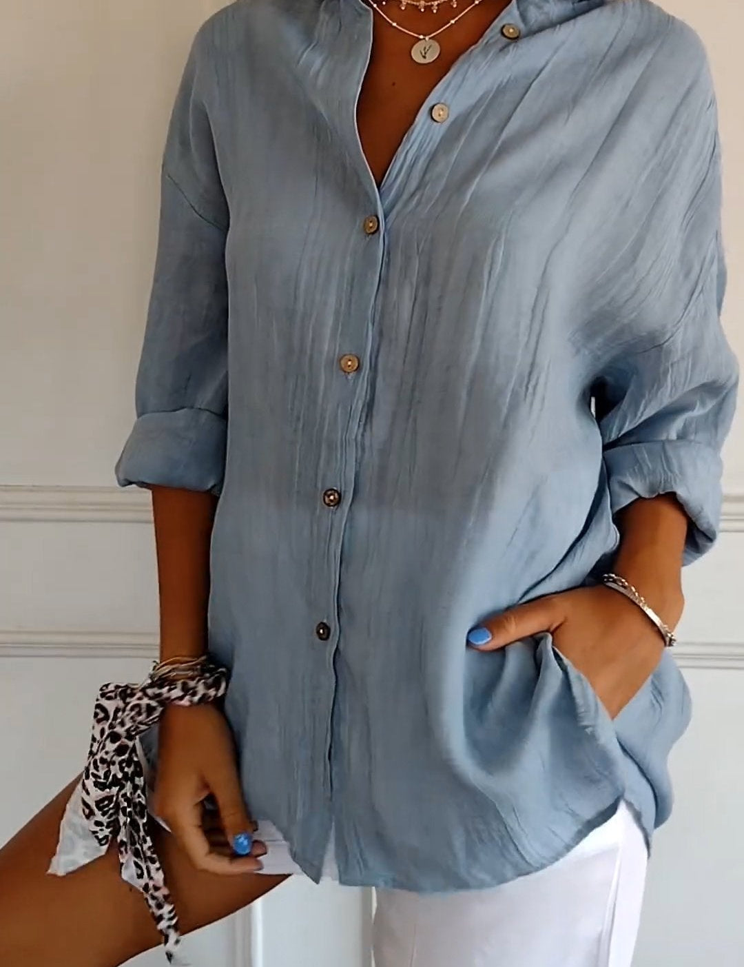 Blouse dames lichtblauw met knopen en opgerolde mouwen front view