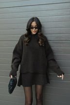 Gebreide set met donkere trui en rok, front view