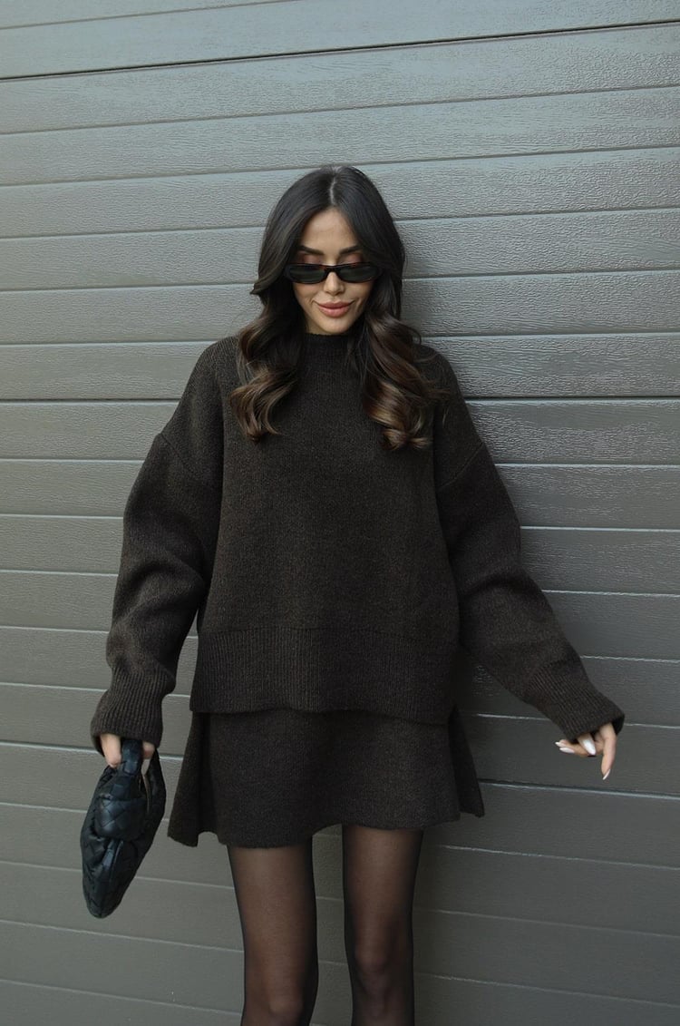 Gebreide set met donkere trui en rok, front view
