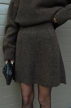 Gebreide set met top en rok donkergrijs close-up detail