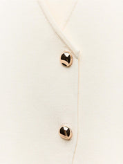 Gilet top wit met gouden knopen detail shot