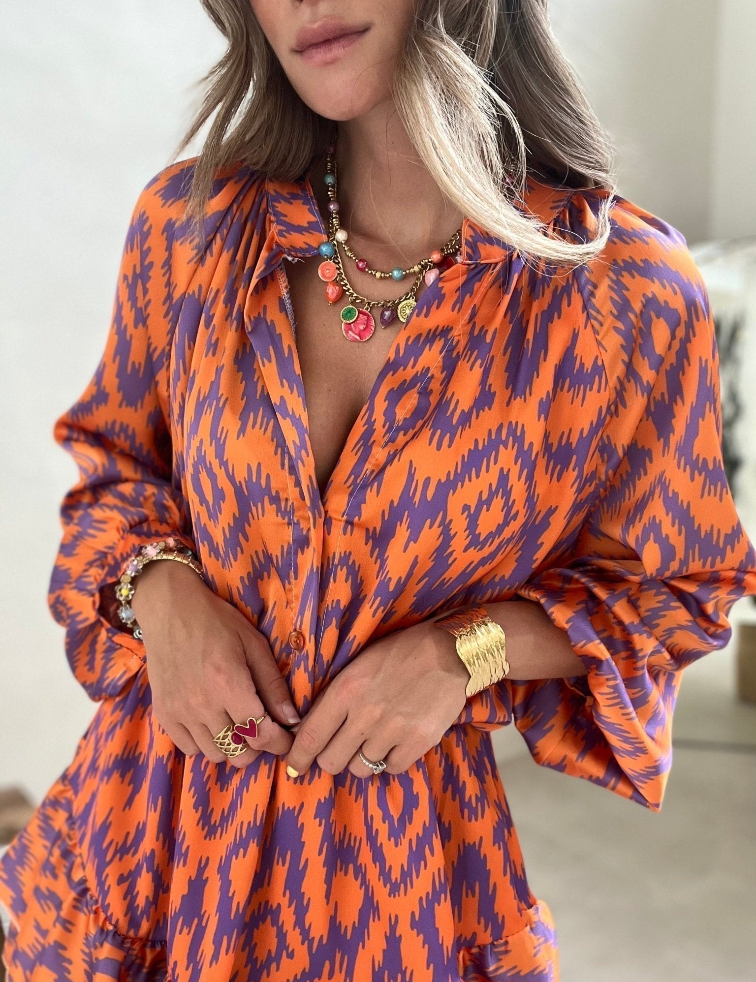 Mini-jurk oranje en paars met patroon, zijprofiel