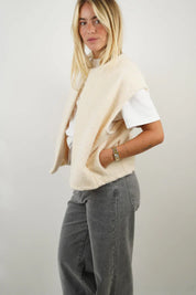 Vest beige fluweelachtig materiaal dames zijprofiel