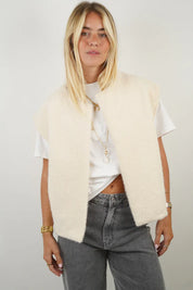 Vest van zachte witte wol front view