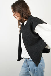 Vest zwart fluweelachtig materiaal dames zijprofiel