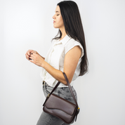 Schoudertas bruin leer dames model zijprofiel