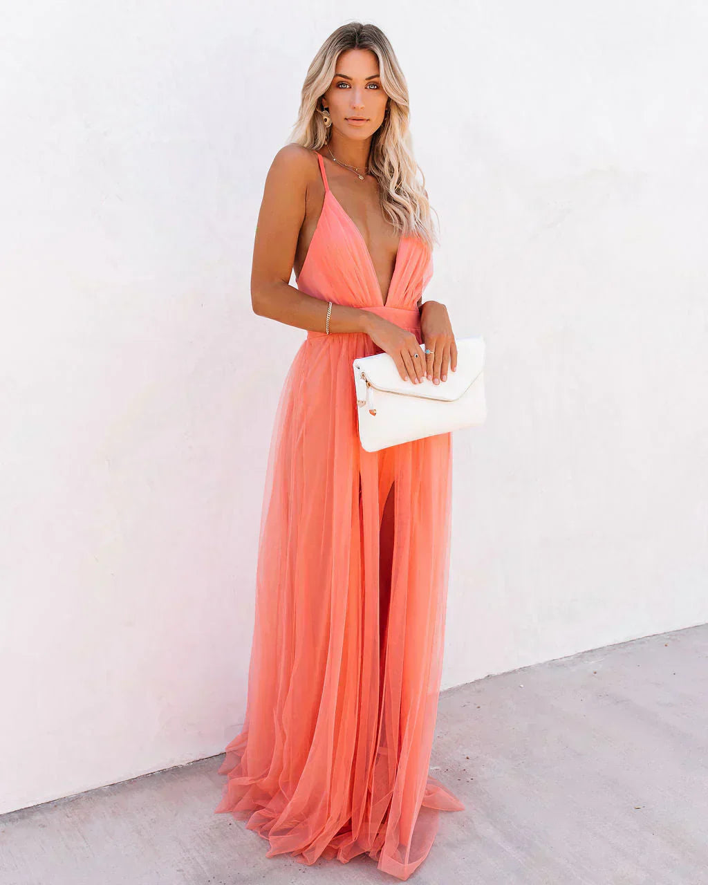 Maxi jurk oranje transparant met diepe hals en schouderbandjes front view