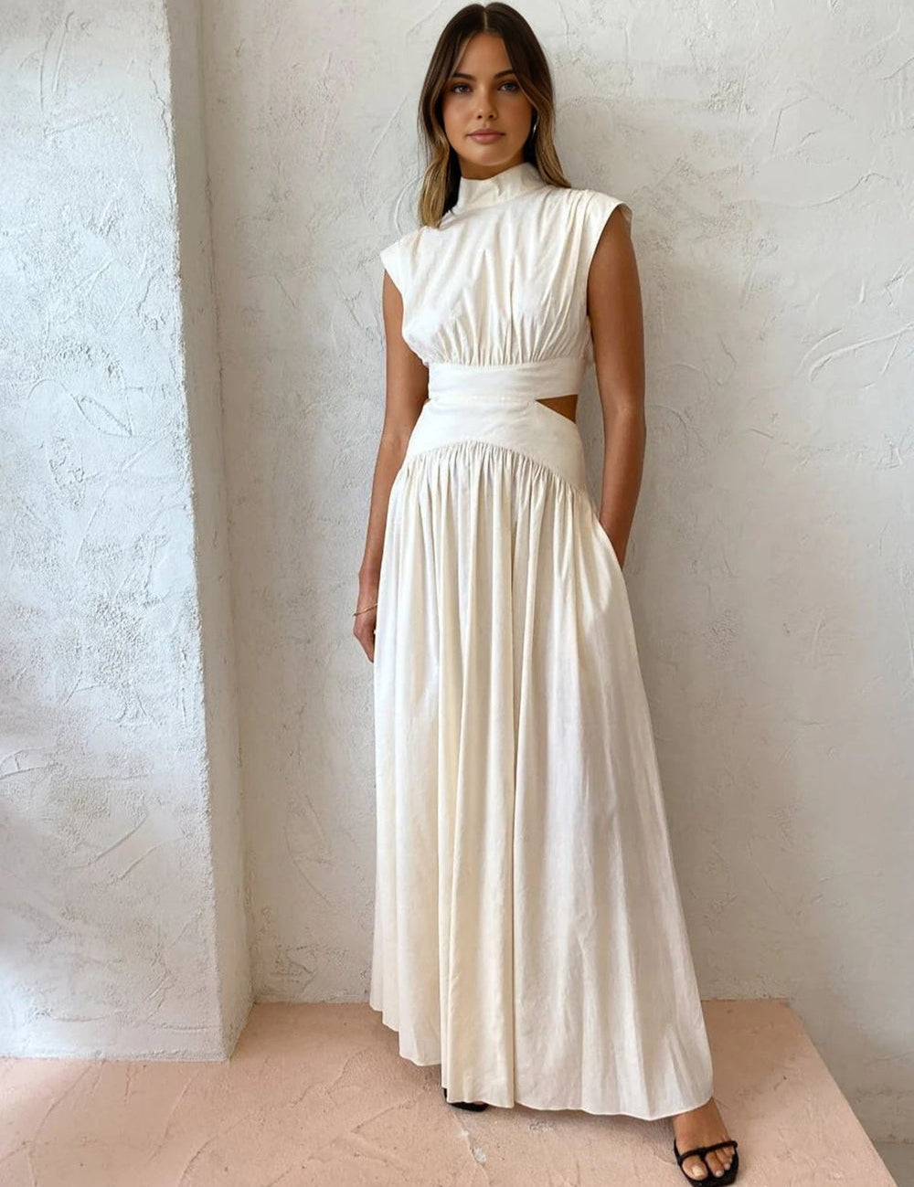 Maxi jurk wit met open zijkanten en hoge hals vooraanzicht