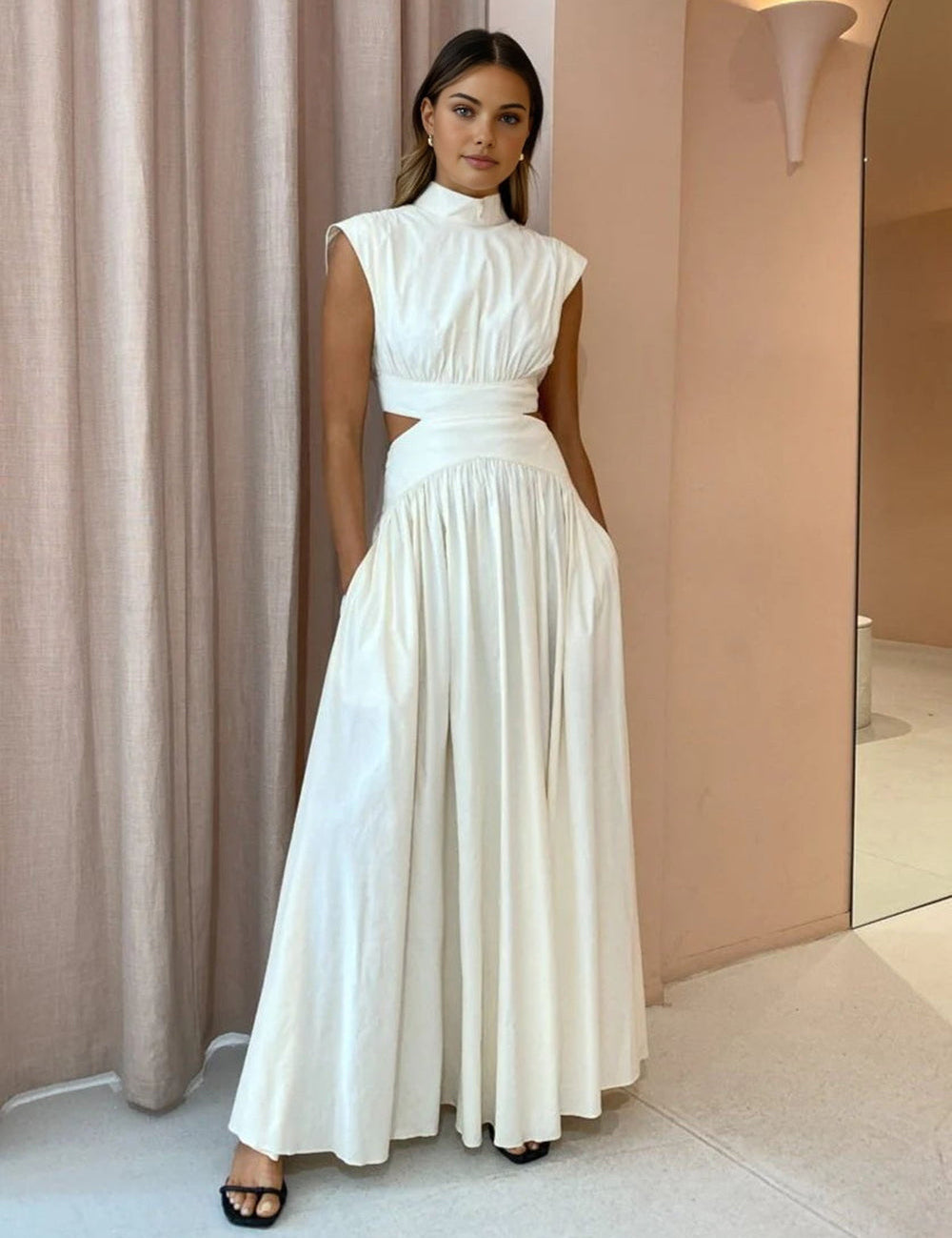 Maxi jurk wit met open zijkanten en hoge hals profiel