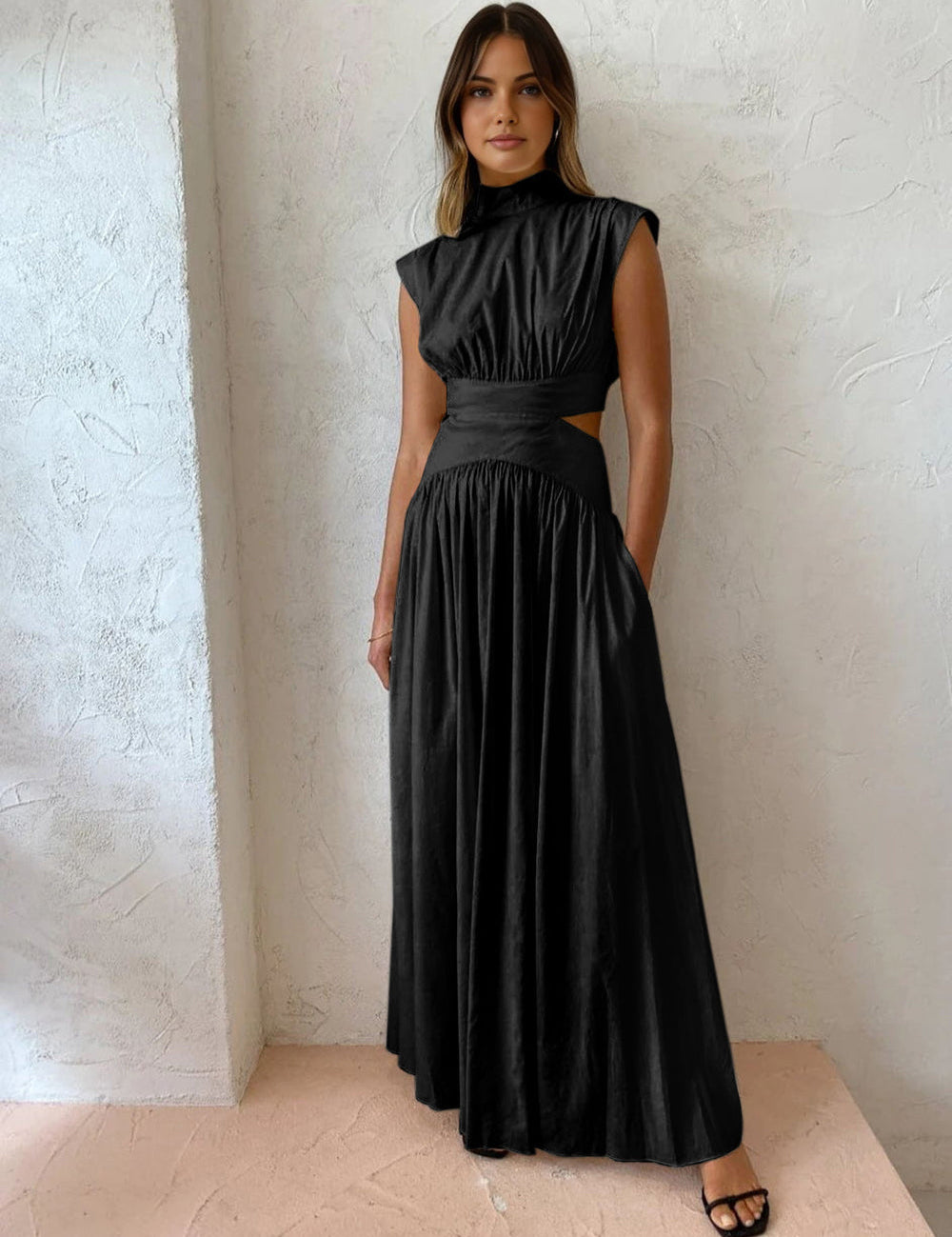 Maxi jurk zwart met open zijkanten en riem, front view