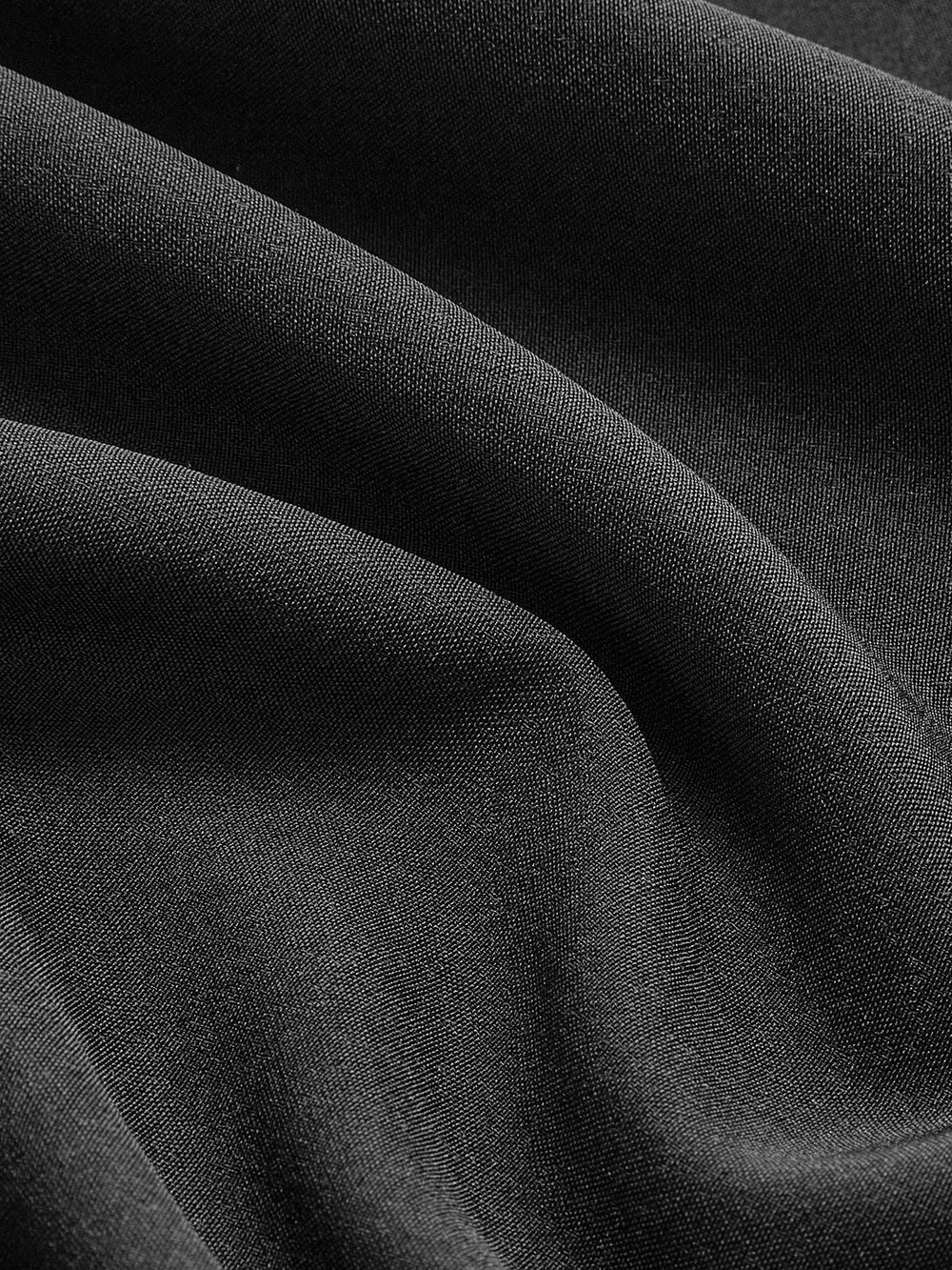 Maxi jurk zwart zijdeachtig materiaal detailopname