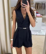 Chique V-hals playsuit zwart met ceintuur, front view
